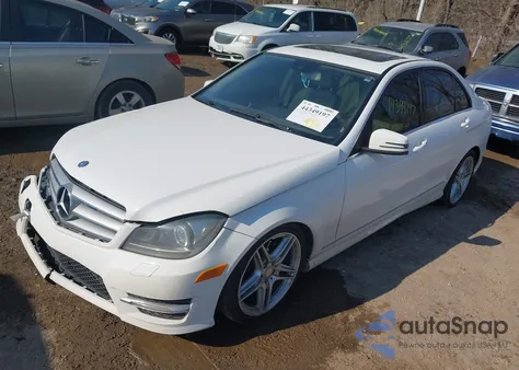 2013 Mercedes-Benz C 300 Sport 4Matic z USA, uszkodzony, nr VIN WDDGF8ABXDA778193